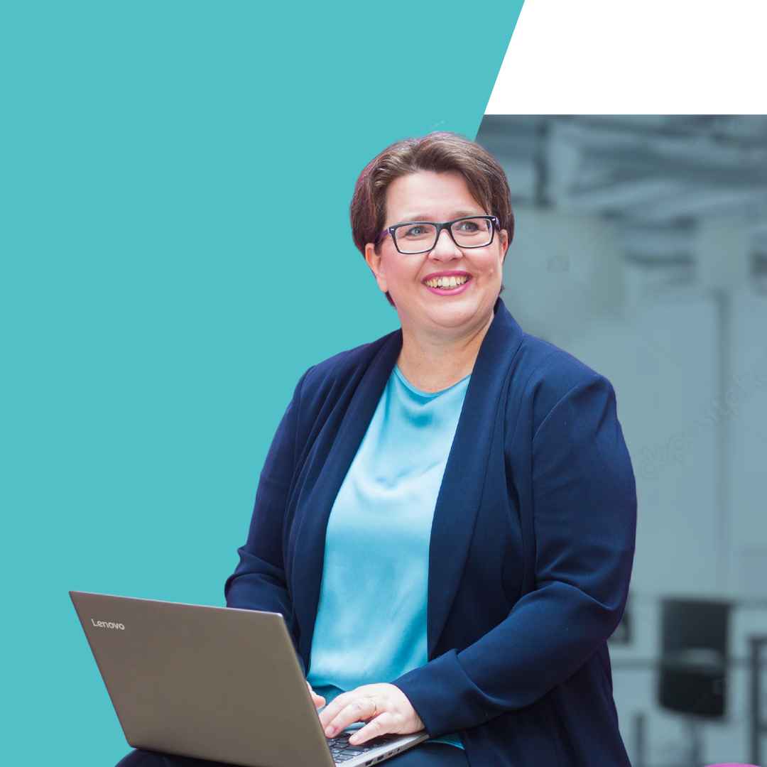 2024-07_Heike-mit-Laptop-Startseite